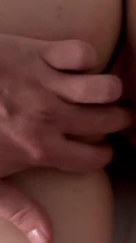 Fazendo sexo a três com uma estudante meia-irmã e boneca sexual da vida real