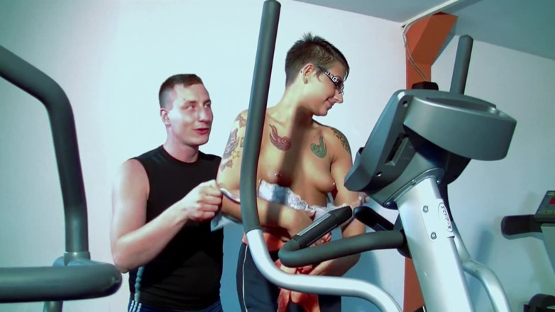 German amateur - 100% German hardcore videos: 그녀의 트레이너를 두꺼운 자지에 따먹는 갈색 머리 밀프
