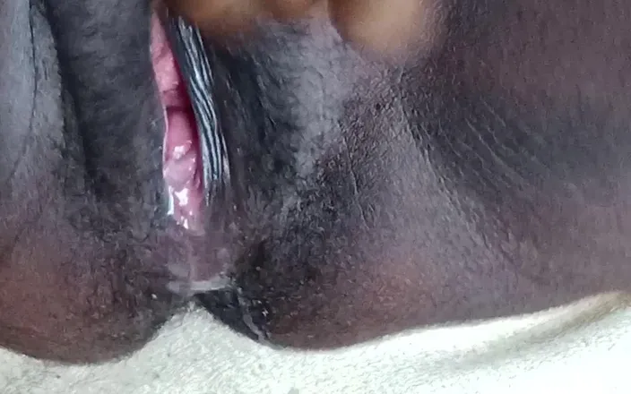 Bedroom: Indian girl pussy in water pumping