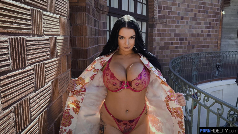 Pornfidelity: De fiesta con las grandes tetas de Payton Preslee