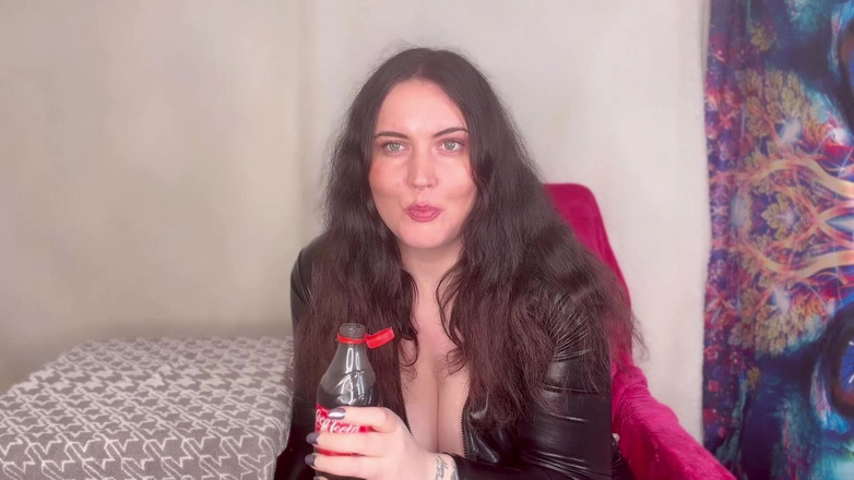 MissFFW: Slečna Ffw si užívá fizzy drink a burping