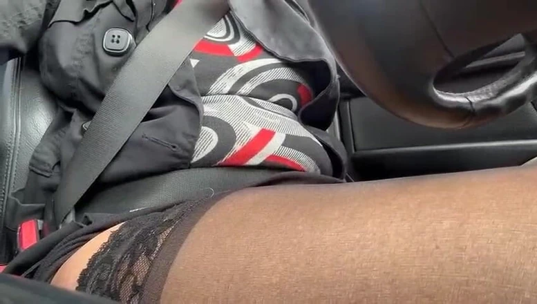 Step Mommy: Reife MILF in strümpfen hinter dem rad eines autos erwischt,...