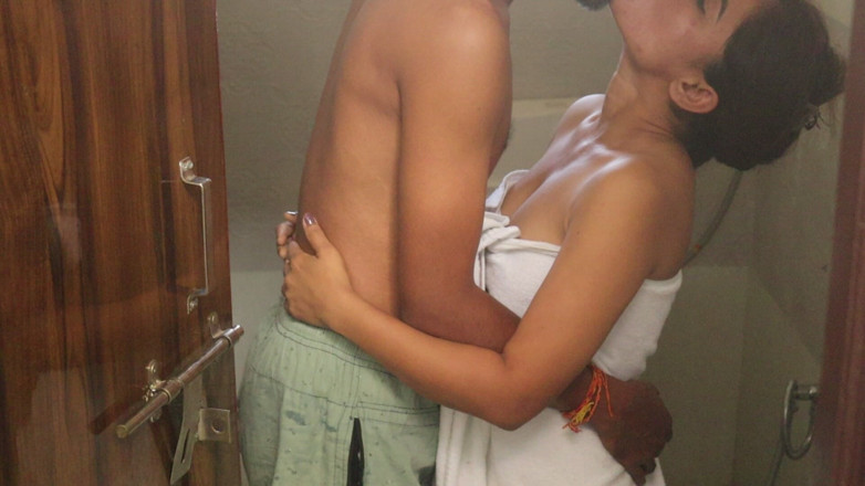 Kamini Bhabhi: Apaixonado sexo indiano e garganta profunda no banheiro - facial