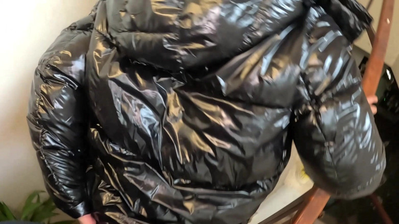 MilfyCalla: Milfycalla - downjacket brillant, jean et justaard dans l’escalier, sexe non...