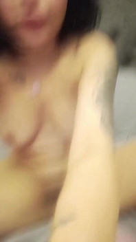 Lambendo o pé cuspindo em meias vermelhas