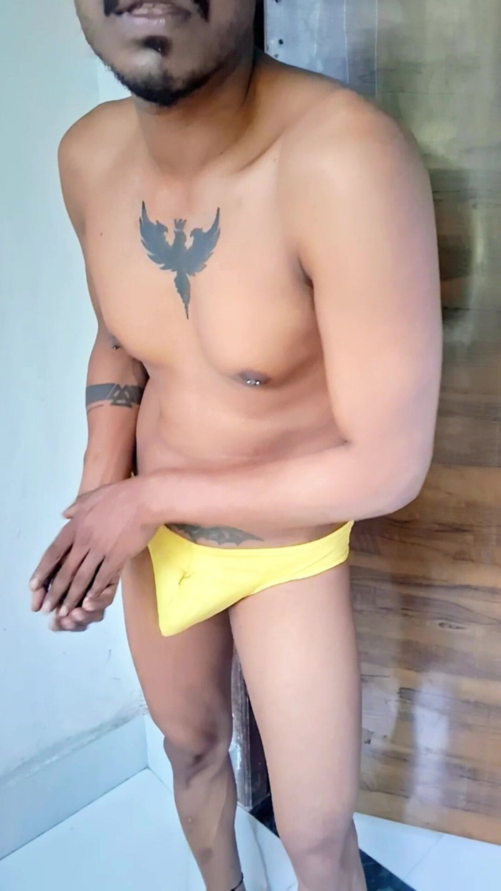 Alick Das: Controllo Dimensioni Perizoma Giallo.
