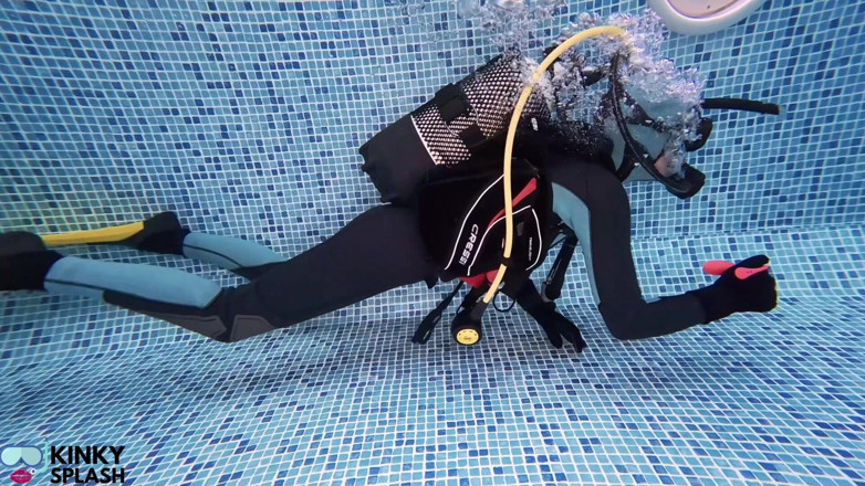 UKCuteGirl Lucy Lauren: La agente de buceo Lucy regresa: activación accidental