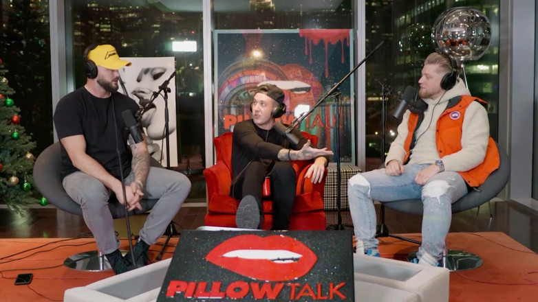 Pillow Talk: Tiktok Могул Аарон Ванкампен стає шаленою в особняках!