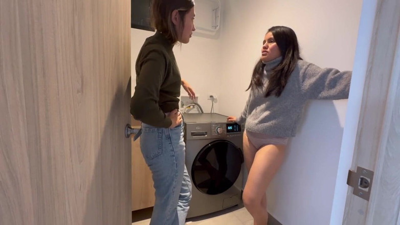 scarlettandc: Minha colega de trabalho me transforma em uma lésbica em...