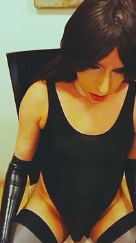 Sexy Crossdresserin im Badeanzug berührt sich für die Kamera