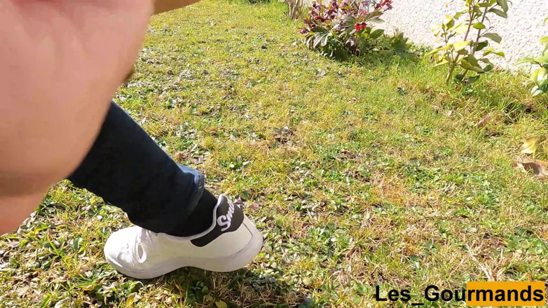 Les Gourmands: La bella miLF con un grande bisogno di pisciare si...
