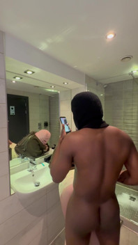 Abang tiri mengongkek saya di bilik mandi di hotel 5 bintang