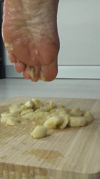 Zdrobesc banane cu pantofii mei cu toc înalt.