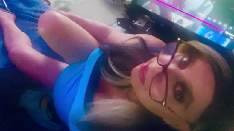 Krissy Sweets: Krissy sweets mengocok kontolnya