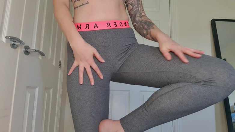 Tattooed Temptress: Penyembahan seluar yoga dan pantat