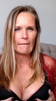 Aqui está seu vídeo semanal - madrasta prostituta suja diz o quanto de uma puta ela é e como ela AMA Boquetes