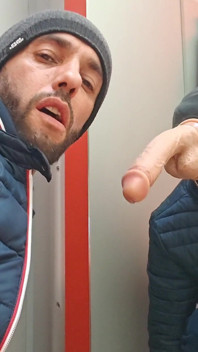 Clarabitch zum ersten mal in einem Supermarkt blankziehen - Wallmart mit riesigem Spielzeug tief in den arsch und in den hals