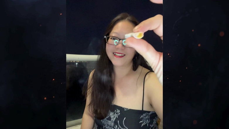 Smoking Asian: Topless asiatica che fuma: tette fuori fumo sigarette in balcone...