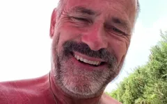 Daddybears Jacuzzi masturbează