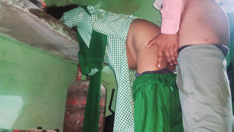 Trilokinath: 의붓아들 친구에게 존나게 따먹히는 인도 여대생