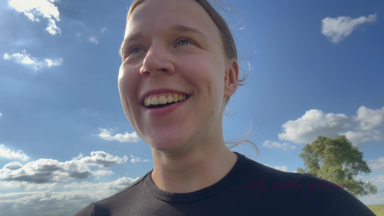Lily, Goddess of Desire: Fille en roller montre ses seins aux passants