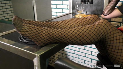 Mistress Legs: Kaki mengusik dalam pakaian jala dan seluar ketat opaque
