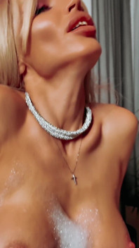 Sexy blondýnka Sonya Gold se svou kundičkou v teplé lázni!