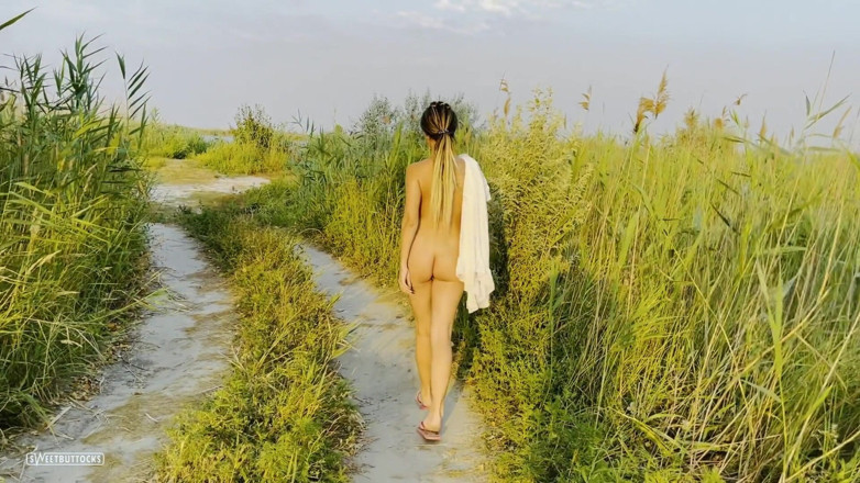 SweetButtocks: Прогулка обнаженной на природе
