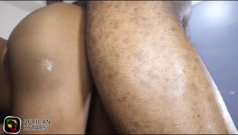 African Xstars: ソファでの熱く情熱的なセックス、複数回のオーガズム