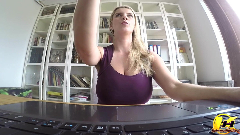 Katerina Hartlova: Pertunjukan online masturbasi di kantorku ke laptopku