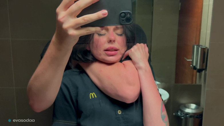 Eva Soda: Seks berisiko di toilet, fanta si karyawan mcdonald dientot habis-habisan!