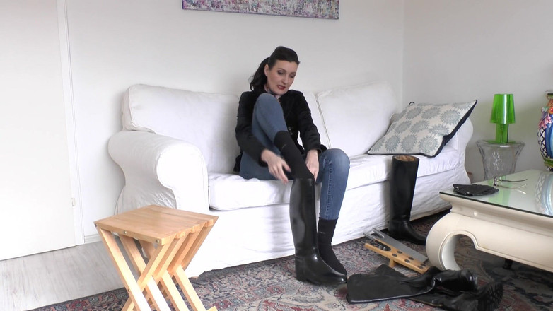 Lady Victoria Valente: Çizme değişimi ve kokan siyah çorap bakış açısı, Lady Victoria Valente