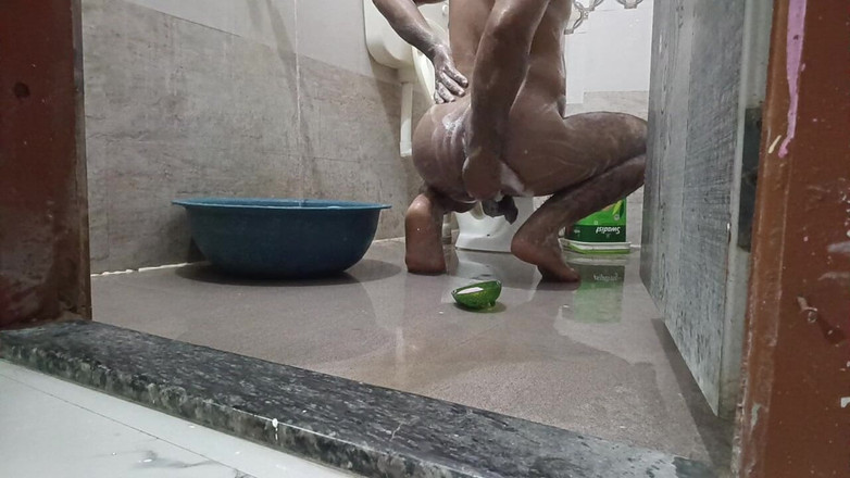 LovedSunsine1990: Aku selalu bugil di kamar mandi.