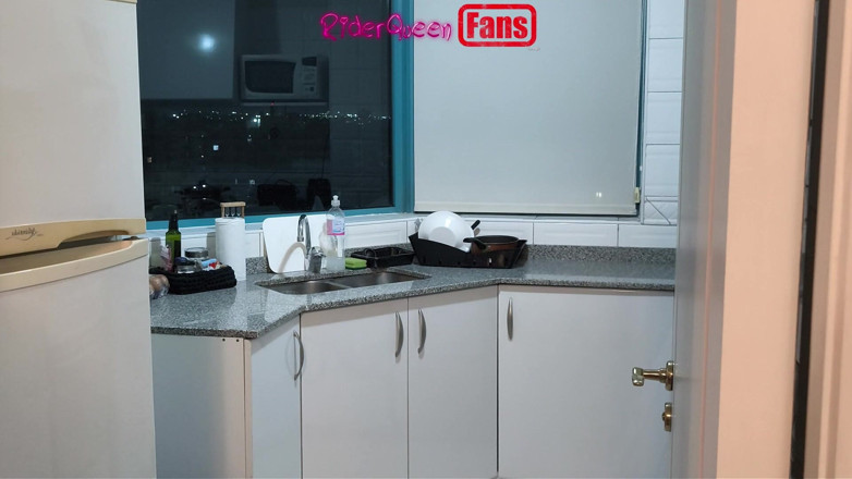 Riderqueen: Ibu tiri seksi di dapur - video untuk penggemar