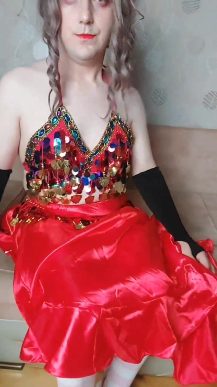 Kitty_Cross: Ragazzo effeminato danzante del ventre in abito seducente rosso