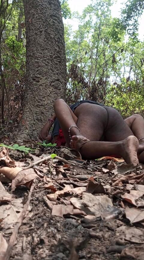Auntixxx 69: Bucurându-mă de sex în pădure cu cumnata