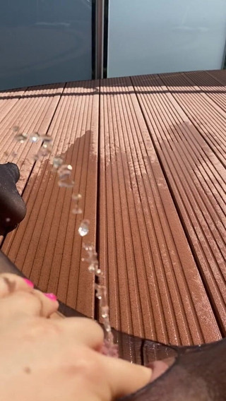 Josefine Schmied: Piss on the balcony in the sunshine