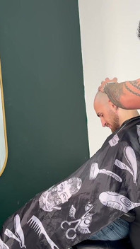 Heiße friseurin lädt arsch zu mund, spaß ohne gummi und viel mehr nach meiner frischen rasur