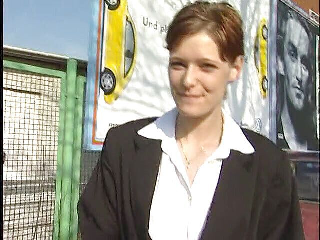 Lucky Cooch: Brunetka na venkovním rozhovoru