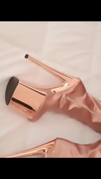 Gold kniehohe stiefel, netzstrümpfe, Microskirt und ein weißes Mini-top
