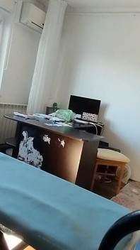 Bruna sexy con figa pelosa, fa lavori di casa nuda.