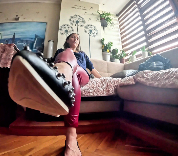 Mistressyammyboots: Lucida Le Mie Scarpe Con La Tua Lingua