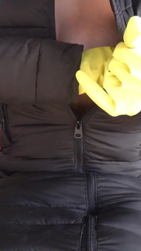 Meine stiefschwester ist an einem einsamen ort mit gelben spülhandschuhen