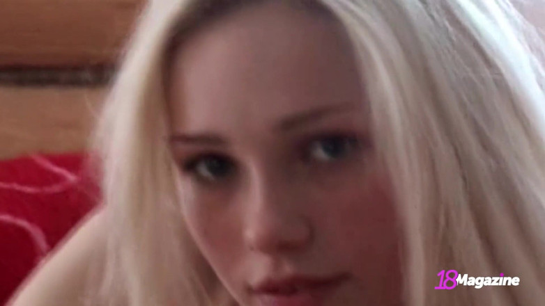 18Magazine: สาวผมทองเซ็กซี่ Holli Paige นั่ง抚摸หีวัยรุ่นบนโซฟา!