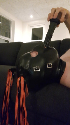 Hooded June: Vlastní šukání do obličeje! Hluboké kouření 22 cm (8,85 palců) černé roubíky