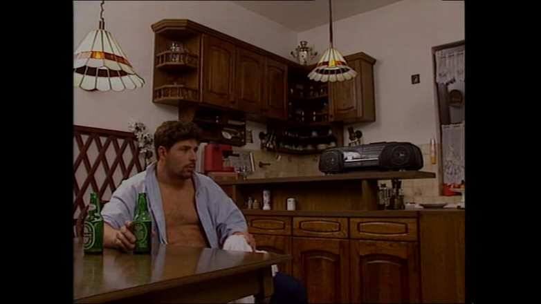 MMV films - The Original: Krásná brunetka tvrdě ošukaná jeho manželem v kuchyni