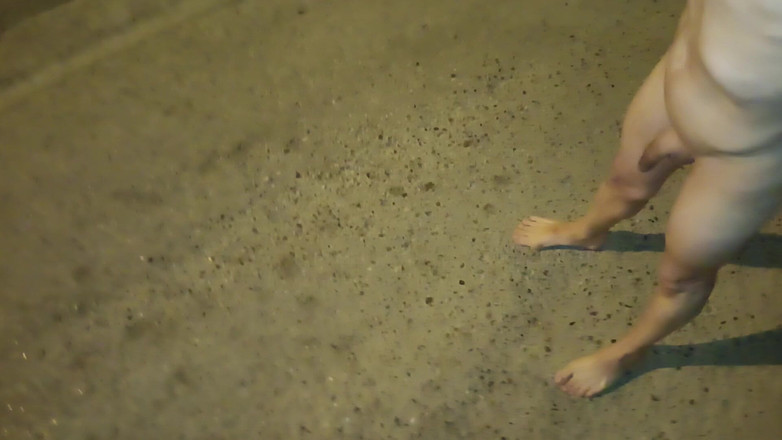 Dan Eagle: Doccia di piscio nuda per strada