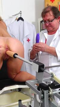 Examen rectal au spéculum et orgasme à la machine d'une MILF sexy