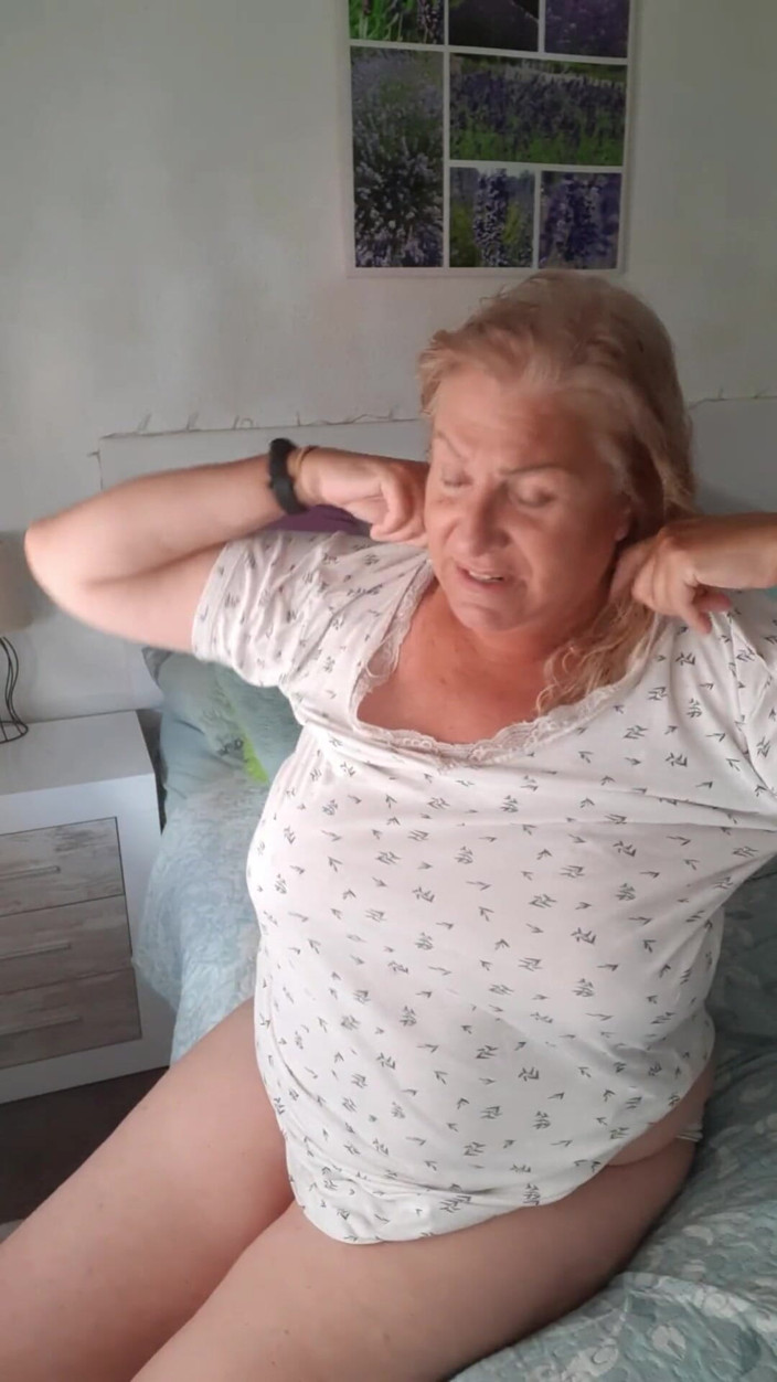 Lady Spain: Fina duştan tamamen çıplak çıkar ve hazırlanırken sohbet ediyor