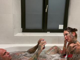 Alt Erotic: टैटू वाली आकर्षक lucy zzz की बाथटब में जोरदार चुदाई